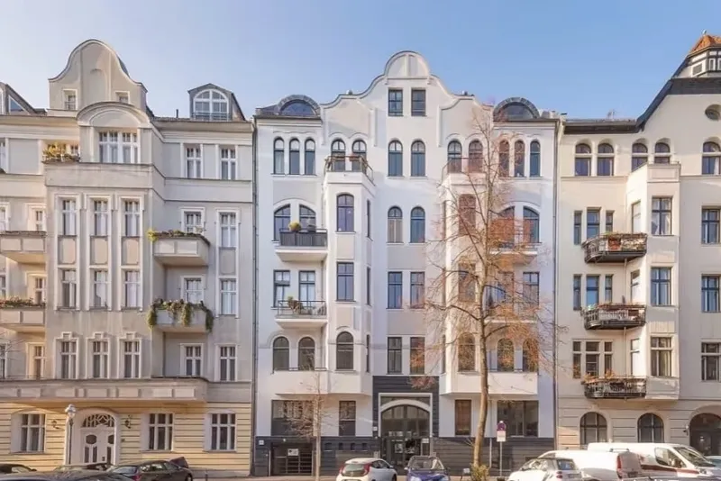 Möblierte 2-Zimmer-Altbauwohnung in Berlin-Mitte mit privatem Garten und optionalem Tiefgaragenstell — photo 1